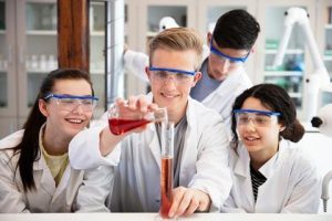 520358_f0254669students_pouring_sample_into_flask_in_laboratory_453957